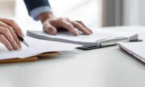 L'avvocato può aiutare i propri clienti a comprendere le leggi applicabili al loro caso