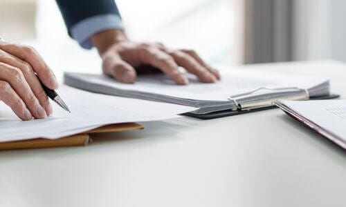 L'avvocato può aiutare i propri clienti a comprendere le leggi applicabili al loro caso