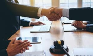L'avvocato può essere molto utile per coloro che hanno bisogno di assistenza in questioni relative al diritto civile, penale, commerciale, del lavoro e della famiglia